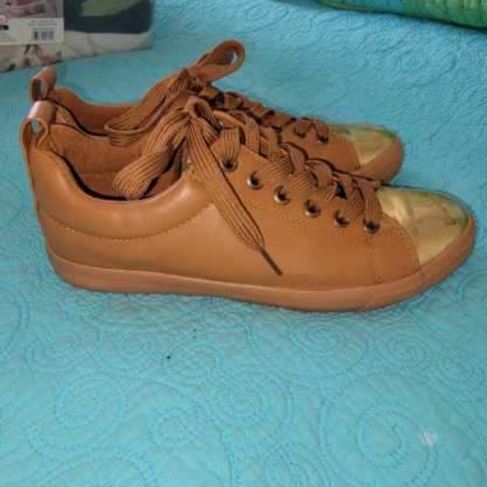 Ladies faux leather metal tip lace-up fashion sneakers (Twisted)